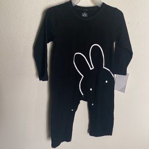 Daisy🐰 long sleeves black snap onesie
